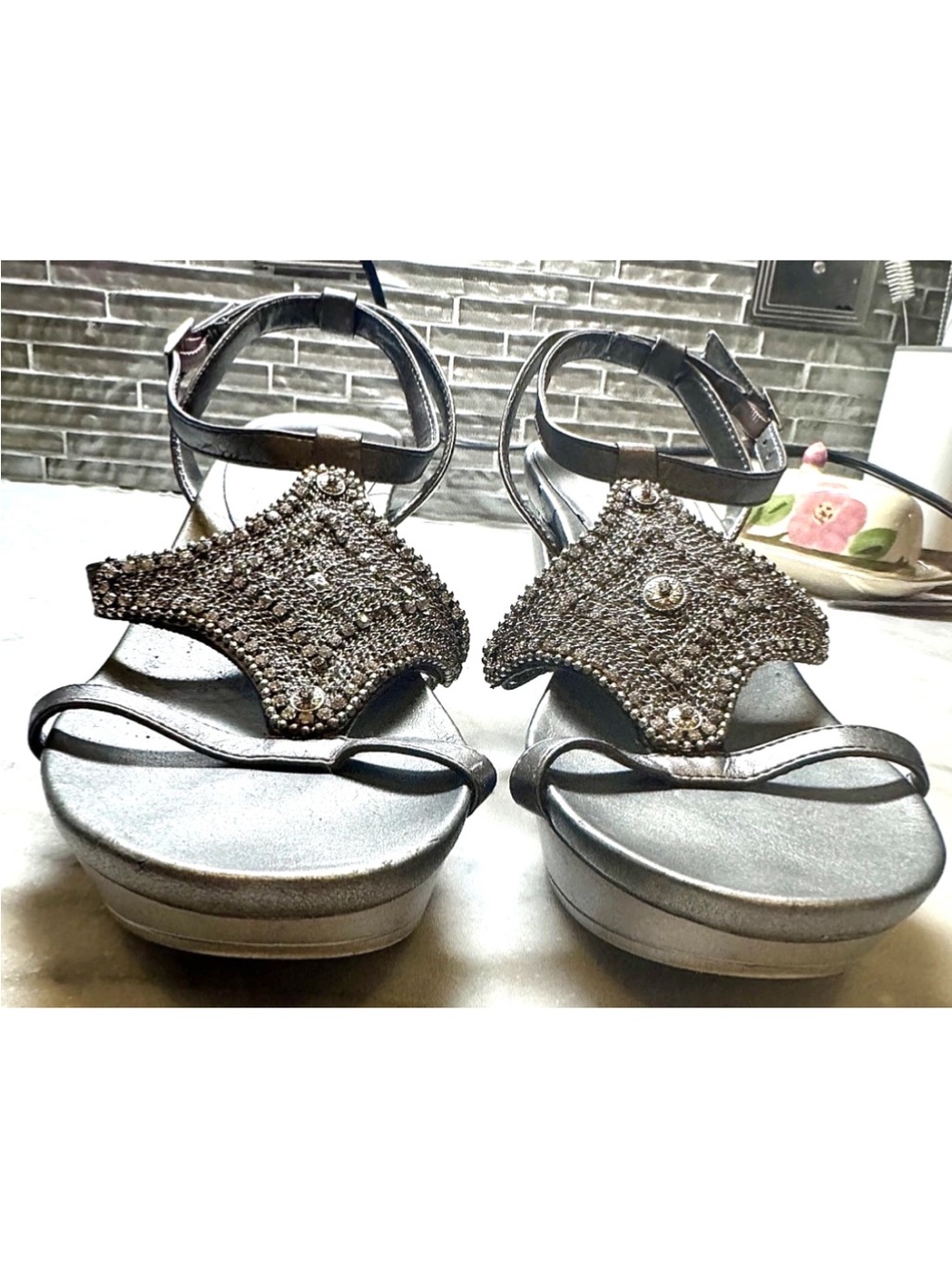 🩶ANDREW GELLER🩶 “ANDERSON” METALLIC STRAPPY GLADIATOR CUTOUT WEDGE ANKLE SANDAL
